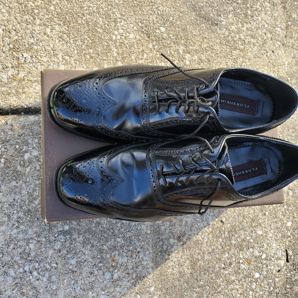 Florsheim men's black leather wing tip oxfords
